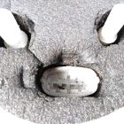 438570