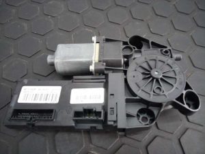 MOTOR ELEVALUNAS DELANTERO IZQUIERDO 0130822470 / E1-A1-24-2 / 807310246R RENAULT MEGANE III BERLINA 5 P