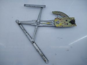 ELEVALUNAS DELANTERO IZQUIERDO E2-B3-61-1 MITSUBISHI L 200 (K6/7)