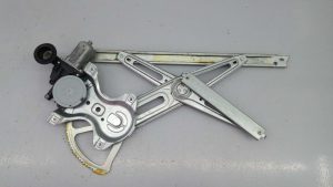ELEVALUNAS DELANTERO DERECHO 857100D100 / E2-B4-18-1 / 973582101 TOYOTA YARIS