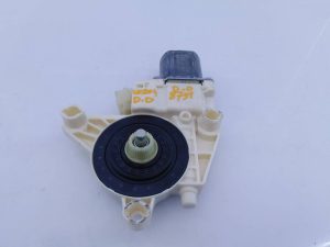 MOTOR ELEVALUNAS DELANTERO DERECHO A2048200242 / E1-A2-4-1 MERCEDES-BENZ CLASE C (W204) LIM.