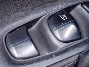 MANDO ELEVALUNAS DELANTERO IZQUIERDO NISSAN QASHQAI (J11)