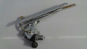 ELEVALUNAS DELANTERO DERECHO 857100D100 / E2-B4-3-2 / 973582101 TOYOTA YARIS