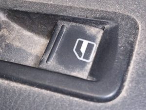 MANDO ELEVALUNAS TRASERO DERECHO VOLKSWAGEN AMAROK (2HB)