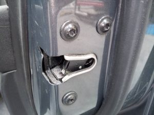 CERRADURA PUERTA DELANTERA DERECHA OPEL ASTRA J LIM.