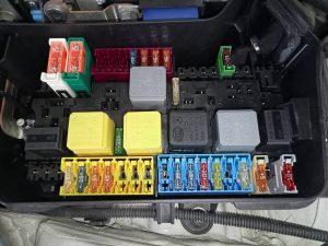 CAJA RELES / FUSIBLES MERCEDES-BENZ CLASE CLA (W117)