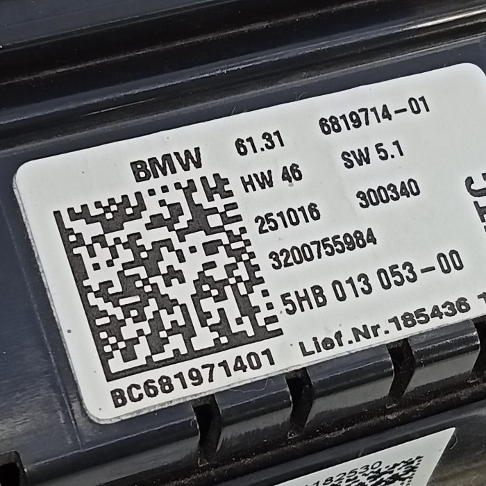 556943