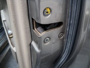 CERRADURA PUERTA DELANTERA DERECHA NISSAN TERRANO/TERRANO.II (R20)