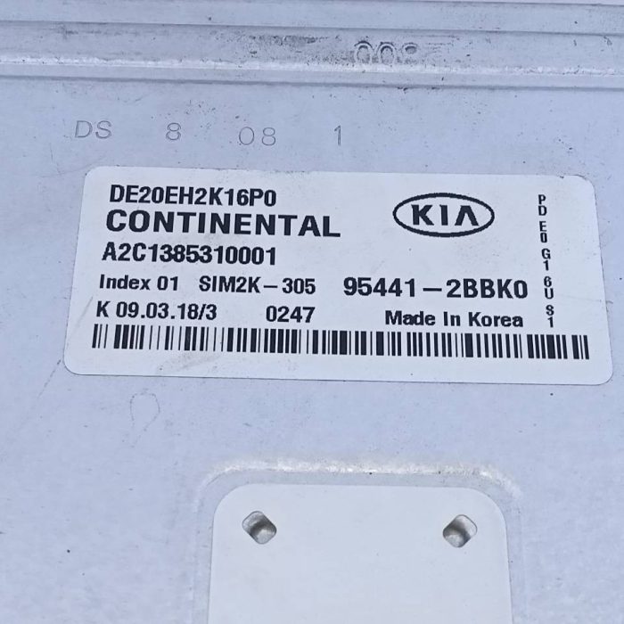 568933