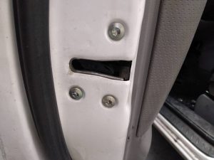 CERRADURA PUERTA DELANTERA IZQUIERDA KIA CARENS (UN)