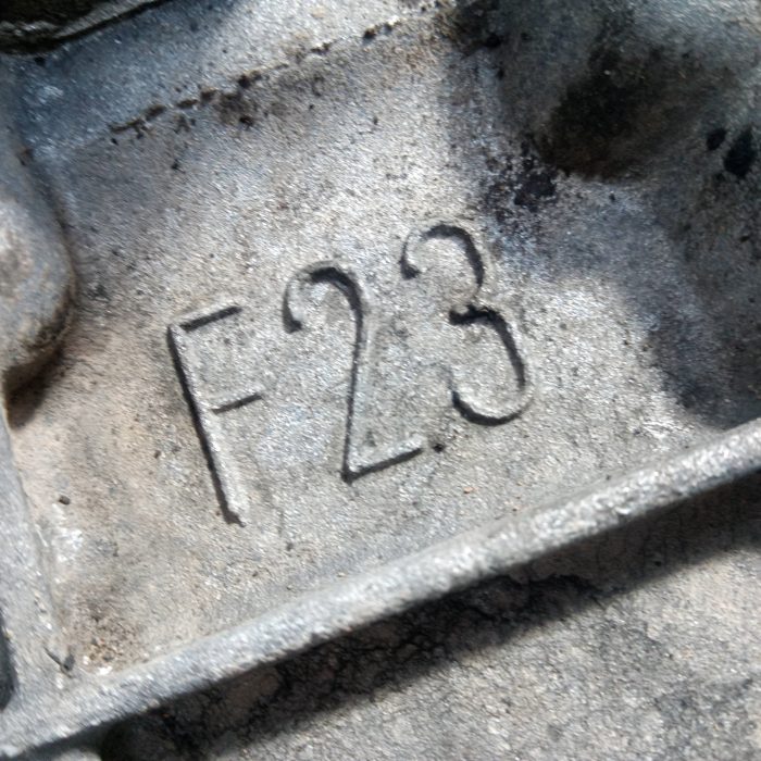 605261