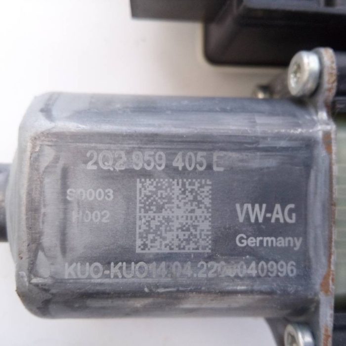 607832