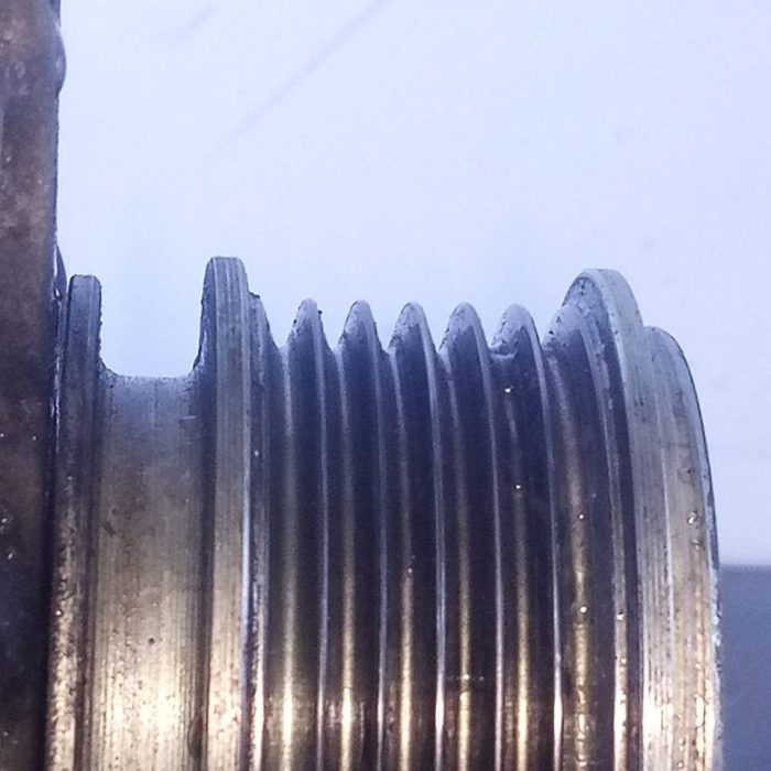 608739