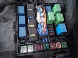 CAJA RELES / FUSIBLES SUZUKI GRAND VITARA JB (JT)