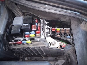 CAJA RELES / FUSIBLES VOLVO S60 LIM.