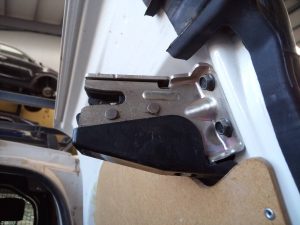 CERRADURA MALETERO / PORTON NISSAN NV 200 (M20)