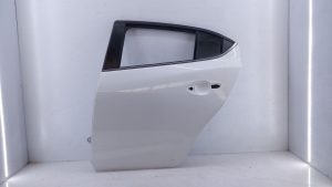PUERTA TRASERA IZQUIERDA E4-B2-2 MAZDA 3 LIM. ()